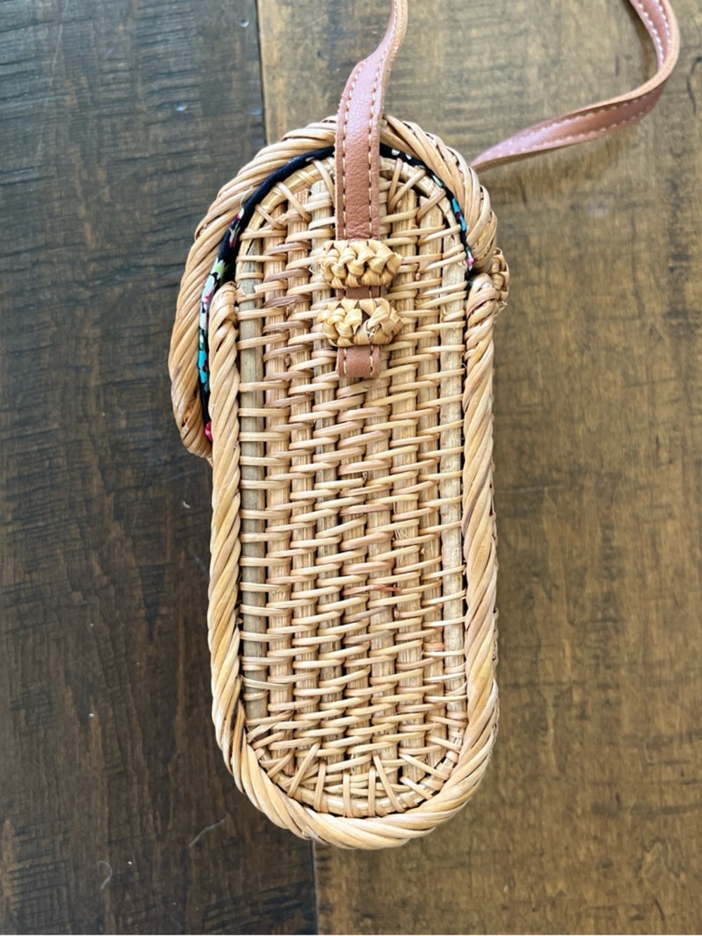 Woven straw rattan crossbody bag with leather strap, floral interior. - Picture 5 of 6